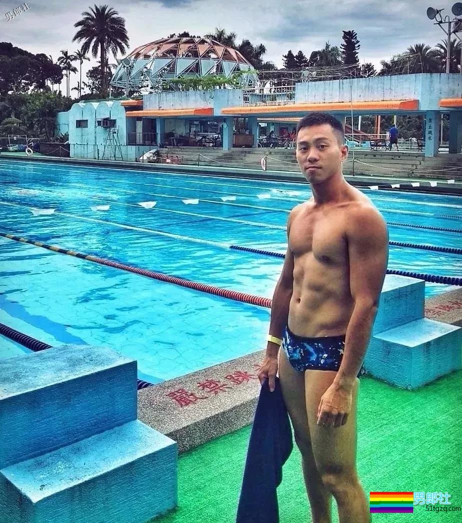 帅警被同事公主抱秀出胸肌真是基情四射，这帅警是个man零？ - 51虹马