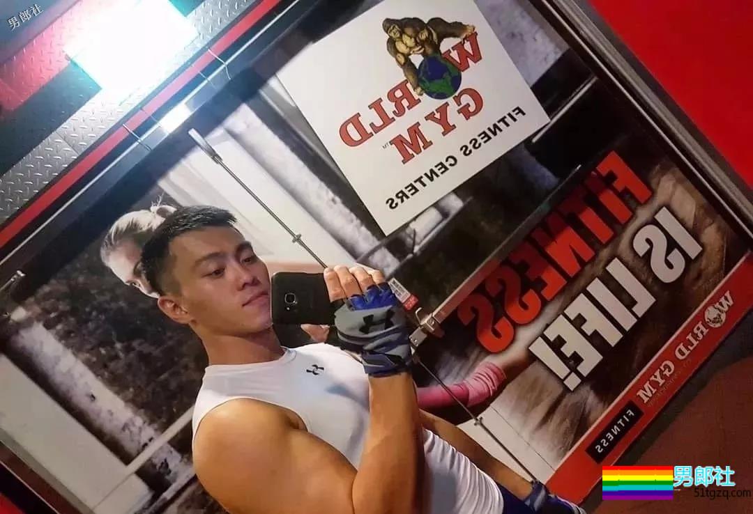 帅警被同事公主抱秀出胸肌真是基情四射，这帅警是个man零？ - 51虹马