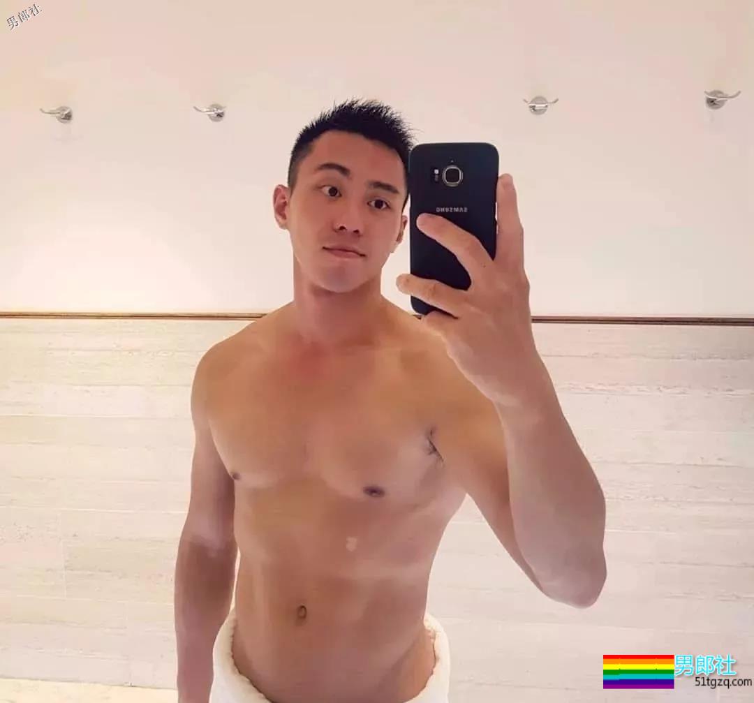 帅警被同事公主抱秀出胸肌真是基情四射，这帅警是个man零？ - 51虹马