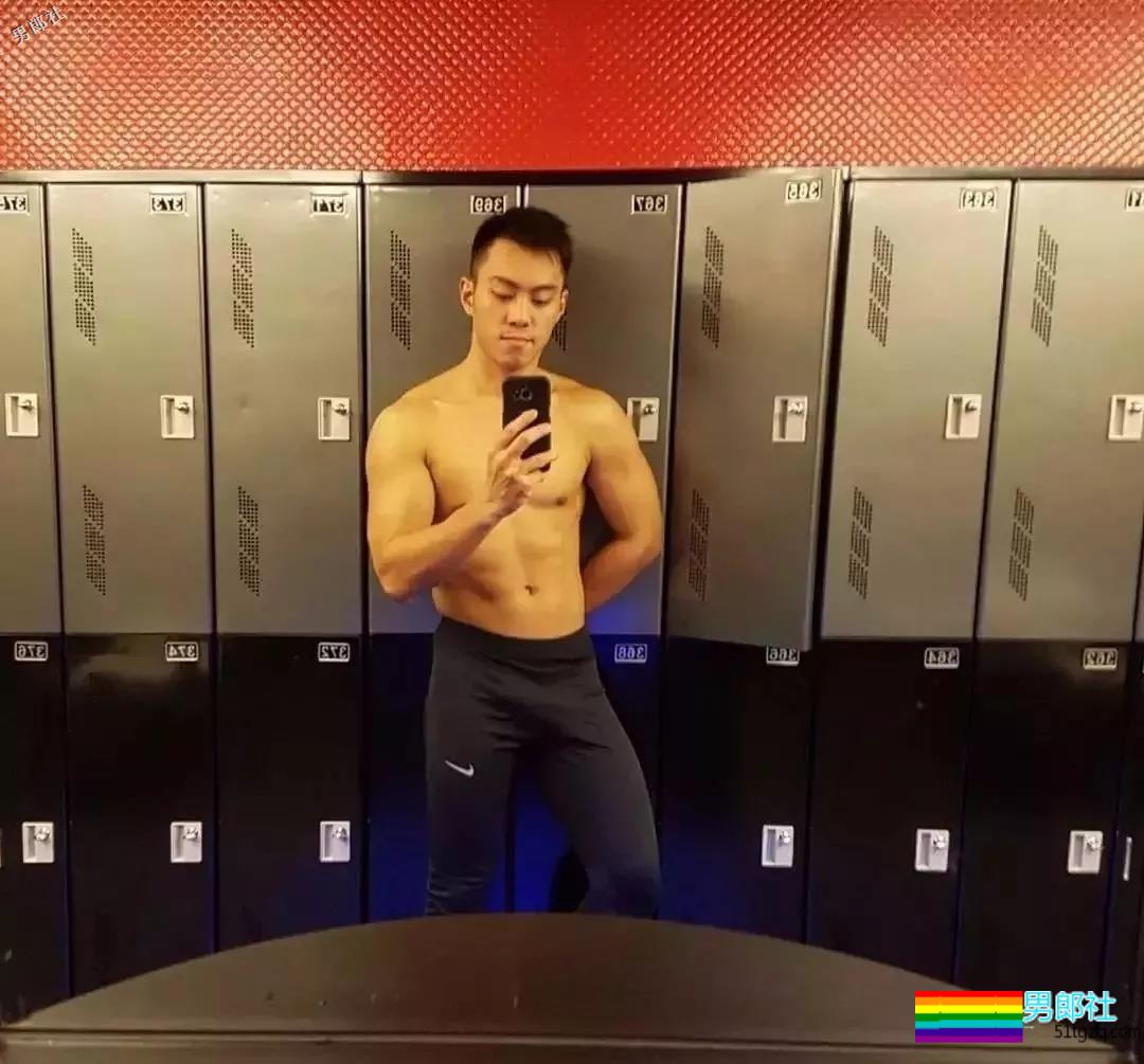 帅警被同事公主抱秀出胸肌真是基情四射，这帅警是个man零？ - 51虹马