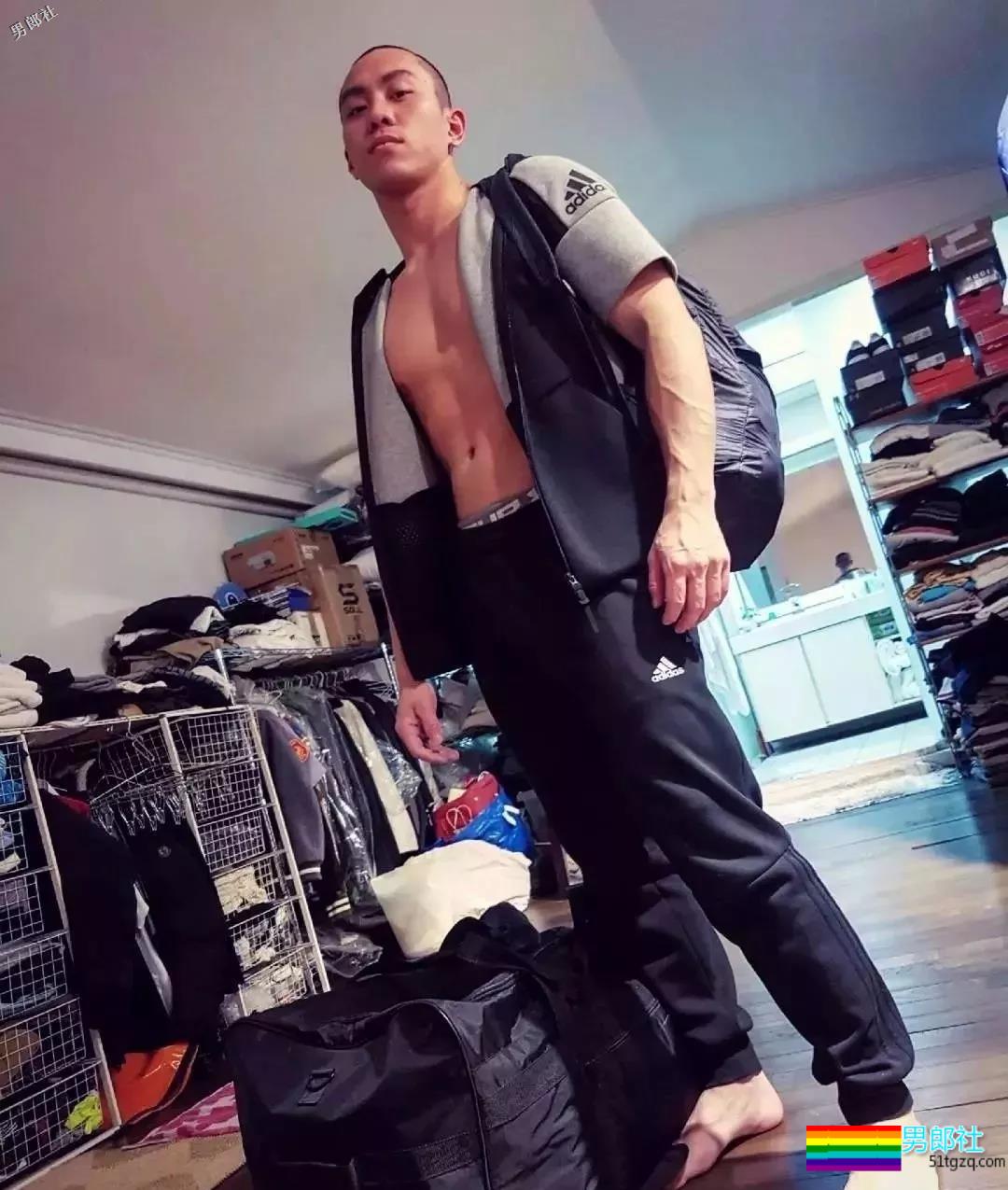 帅警被同事公主抱秀出胸肌真是基情四射，这帅警是个man零？ - 51虹马