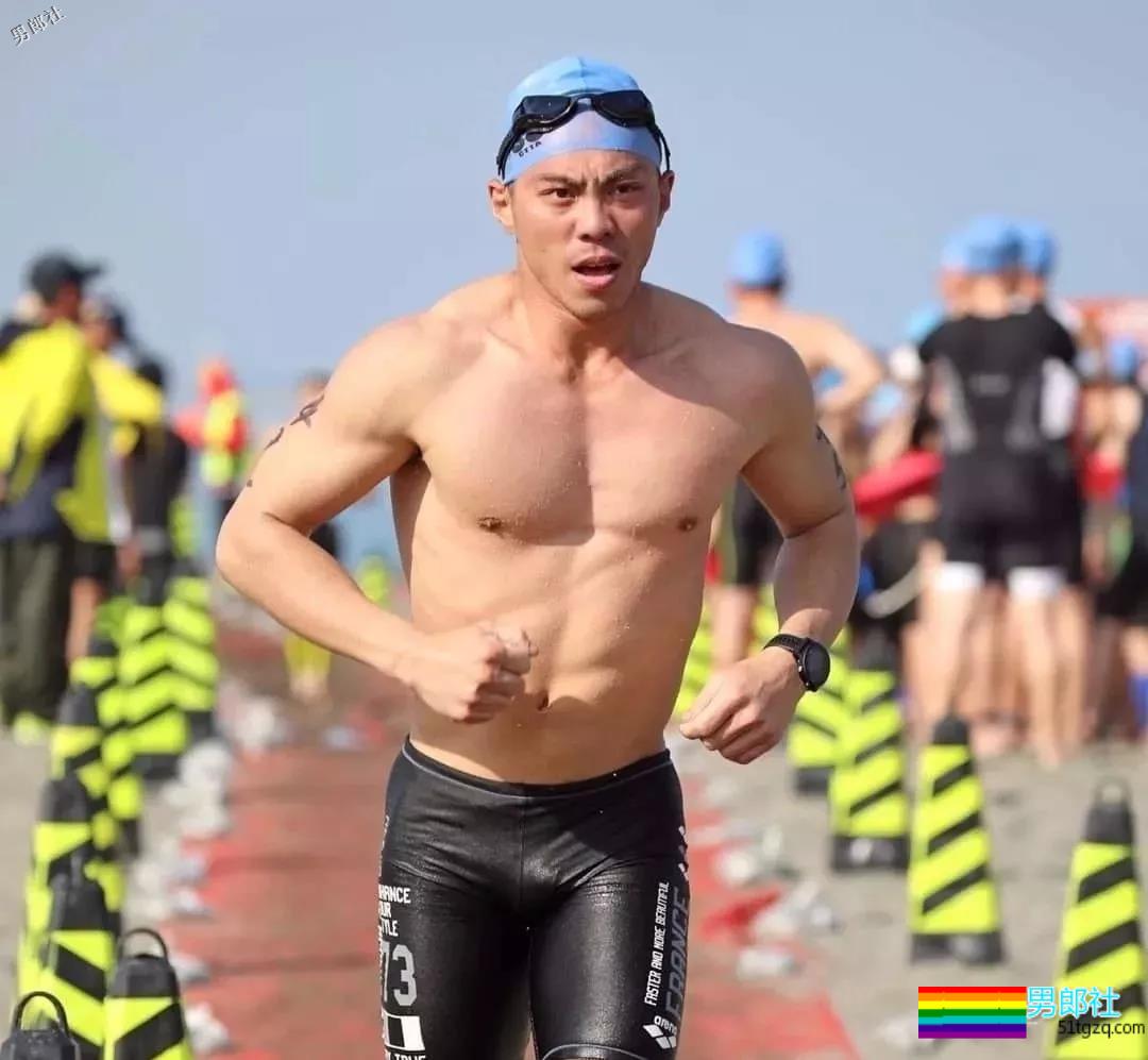 帅警被同事公主抱秀出胸肌真是基情四射，这帅警是个man零？ - 51虹马