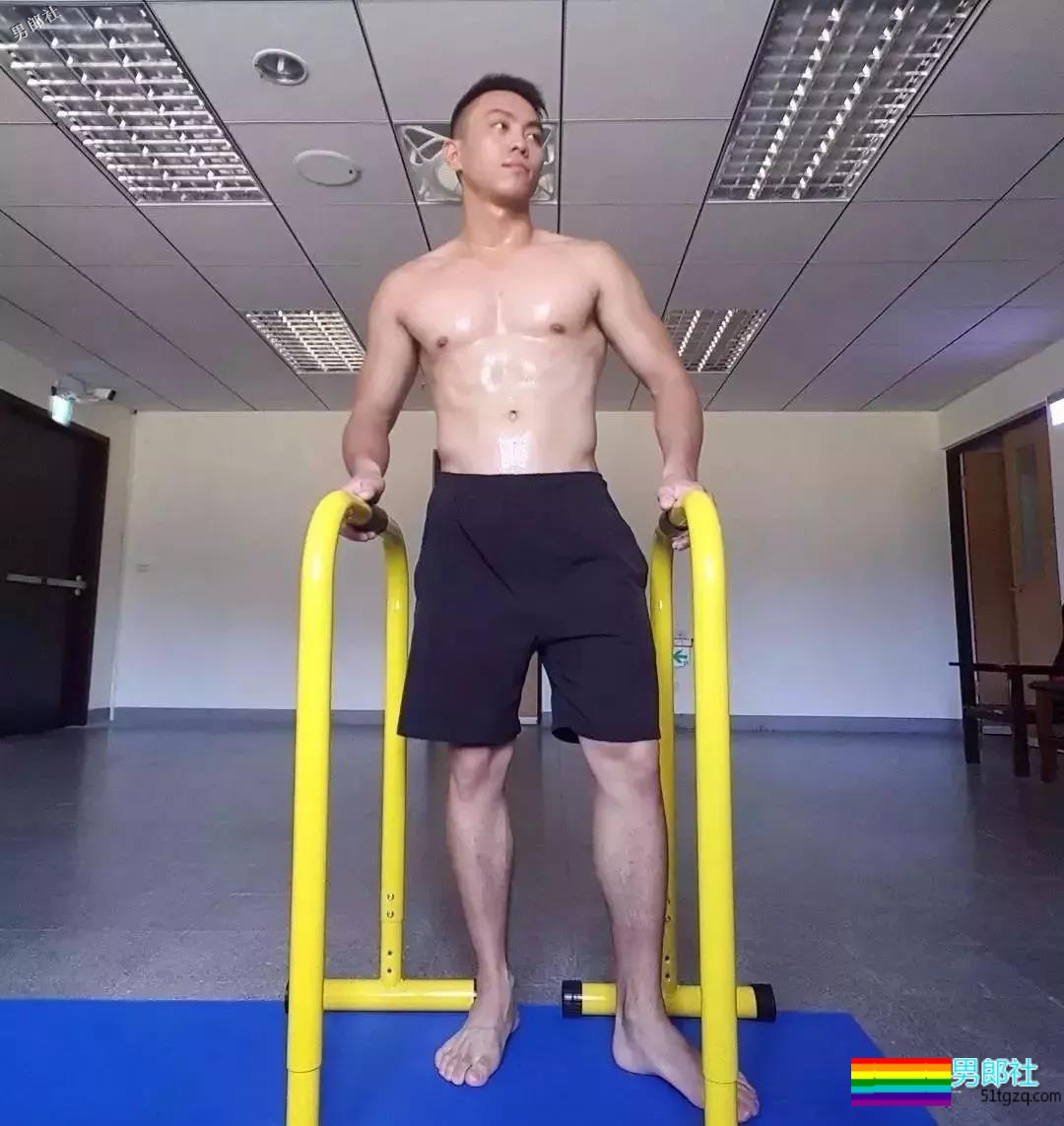 帅警被同事公主抱秀出胸肌真是基情四射，这帅警是个man零？ - 51虹马