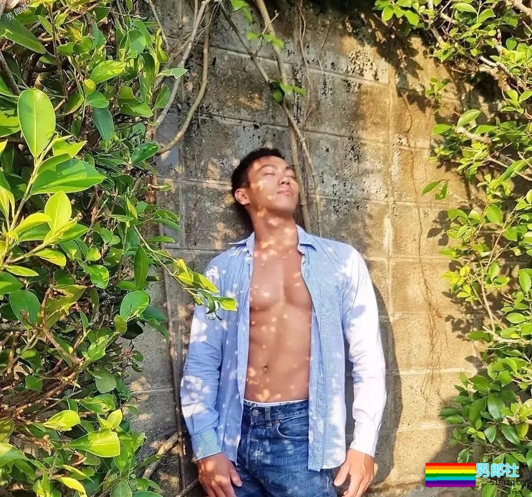 帅警被同事公主抱秀出胸肌真是基情四射，这帅警是个man零？ - 51虹马