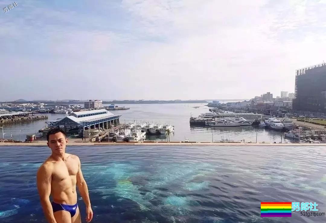 帅警被同事公主抱秀出胸肌真是基情四射，这帅警是个man零？ - 51虹马