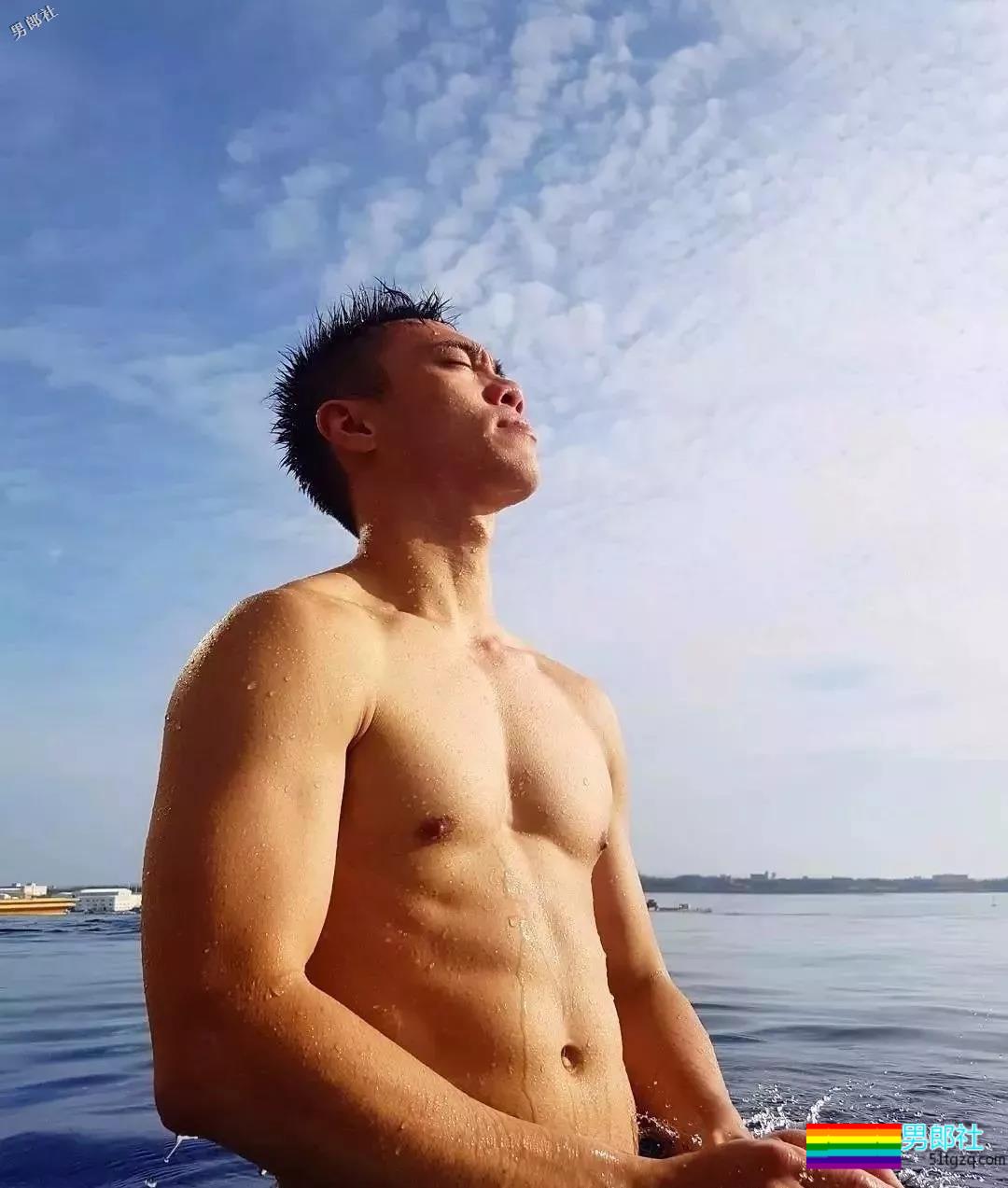 帅警被同事公主抱秀出胸肌真是基情四射，这帅警是个man零？ - 51虹马