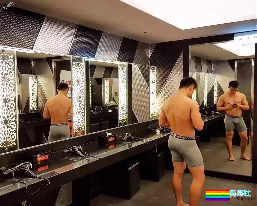 帅警被同事公主抱秀出胸肌真是基情四射，这帅警是个man零？ - 51虹马