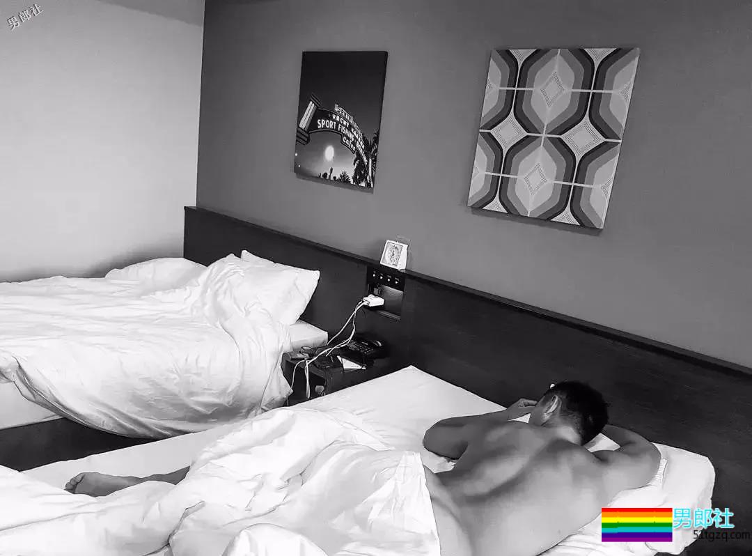 帅警被同事公主抱秀出胸肌真是基情四射，这帅警是个man零？ - 51虹马