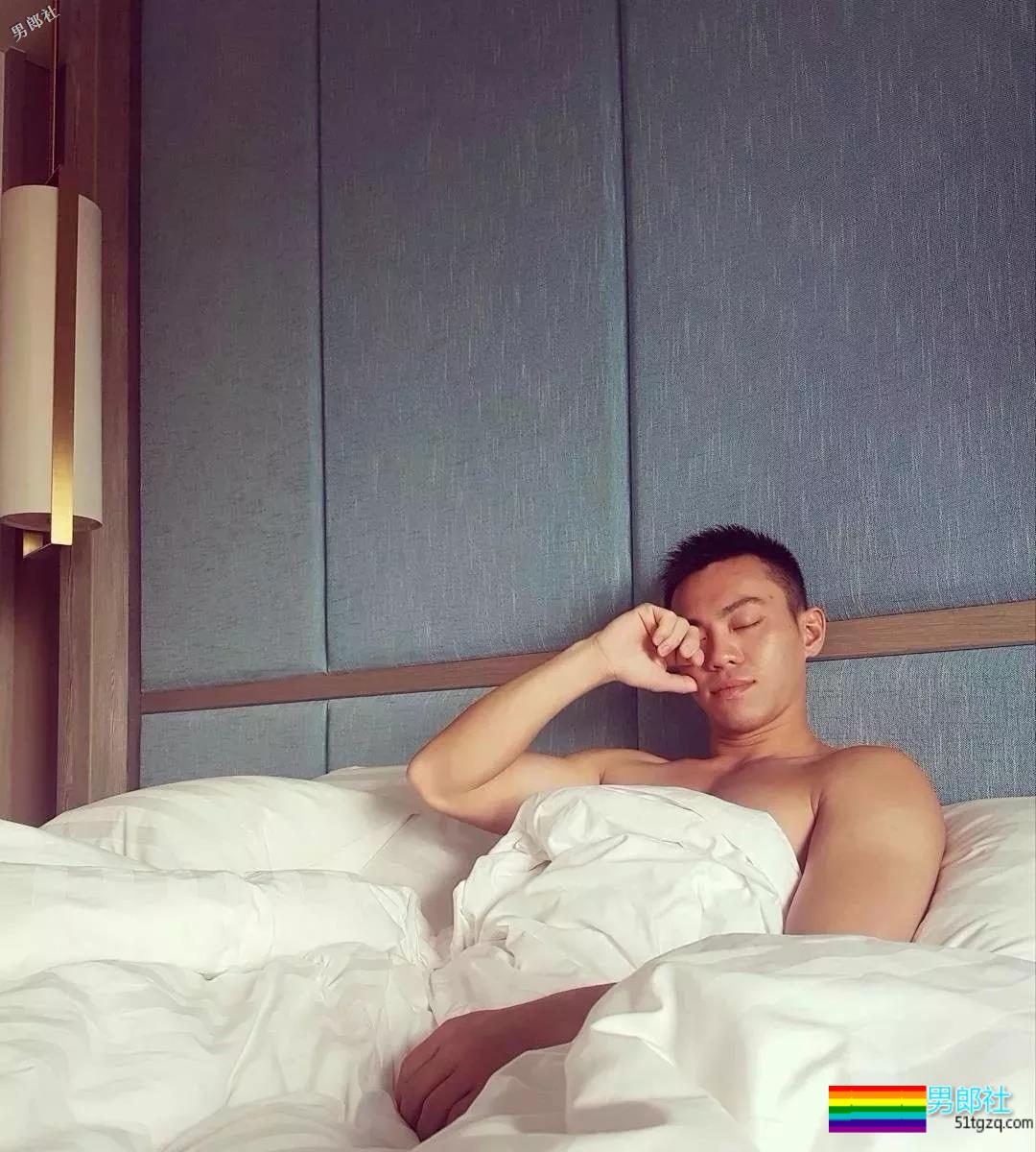 帅警被同事公主抱秀出胸肌真是基情四射，这帅警是个man零？ - 51虹马