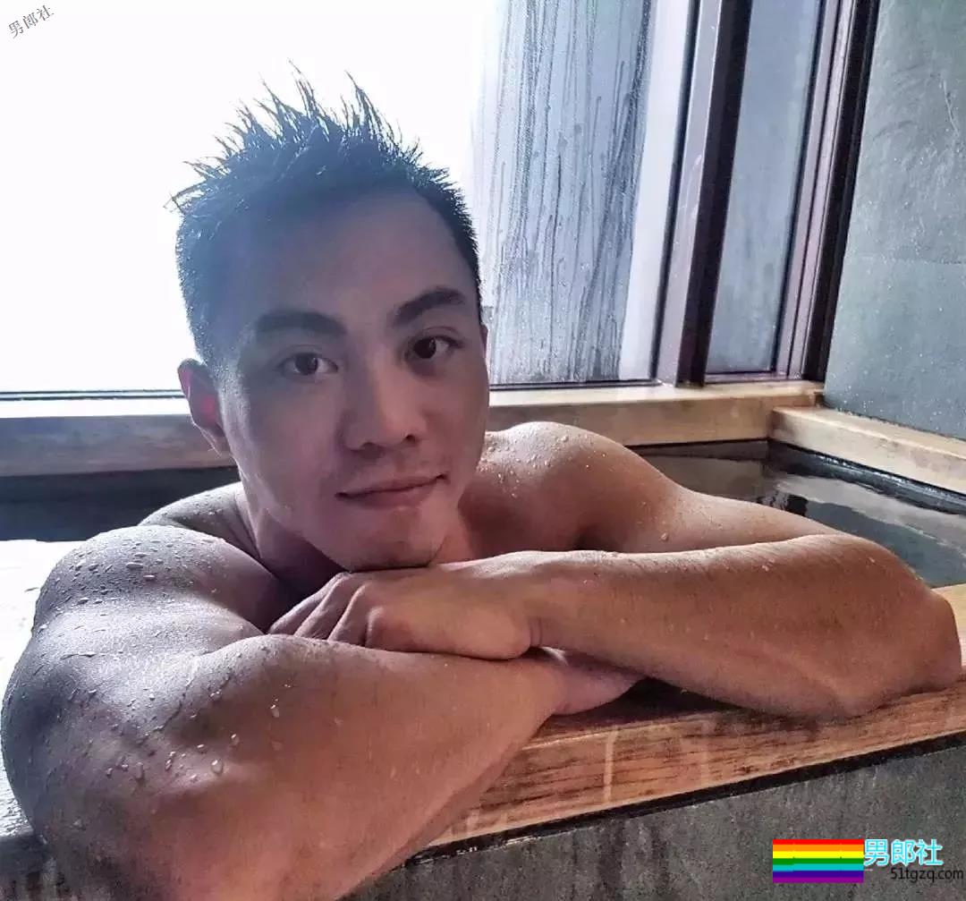 帅警被同事公主抱秀出胸肌真是基情四射，这帅警是个man零？ - 51虹马