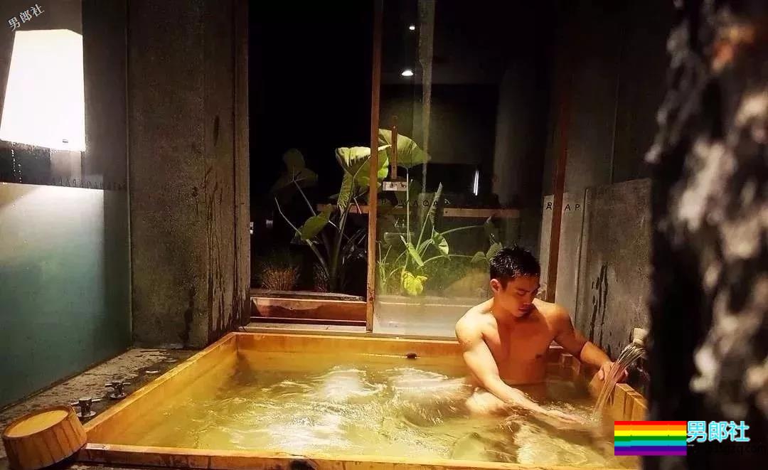 帅警被同事公主抱秀出胸肌真是基情四射，这帅警是个man零？ - 51虹马