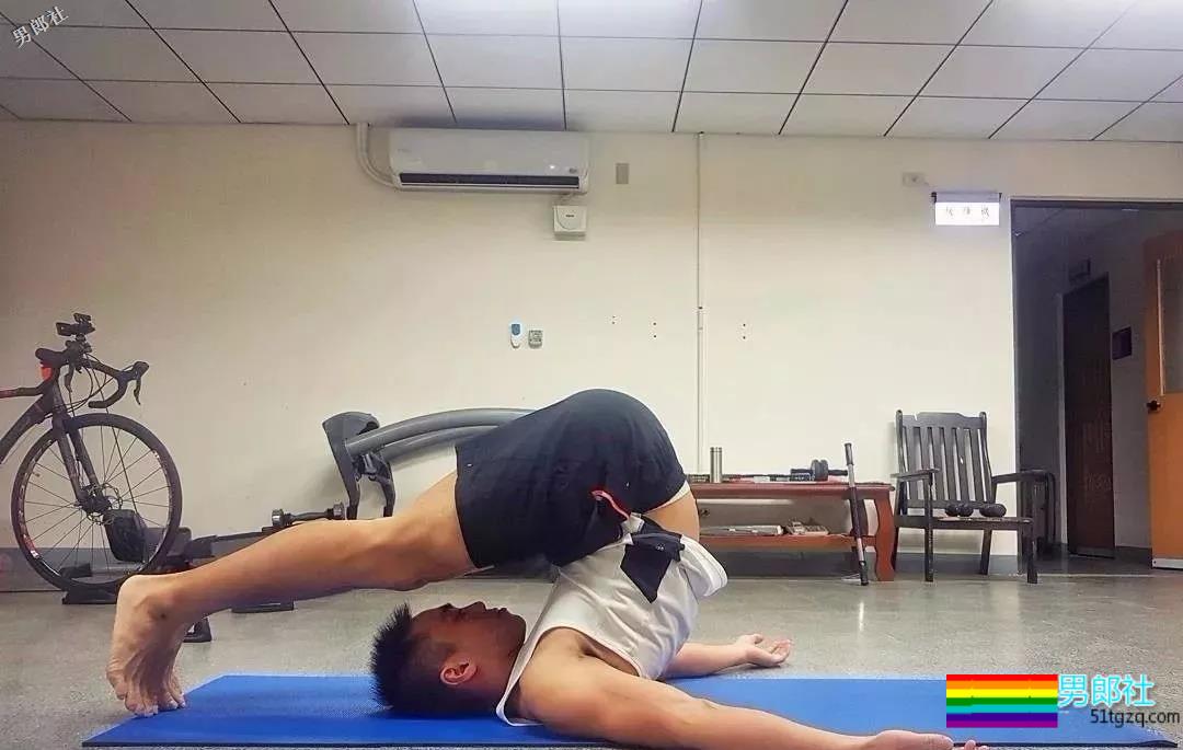 帅警被同事公主抱秀出胸肌真是基情四射，这帅警是个man零？ - 51虹马