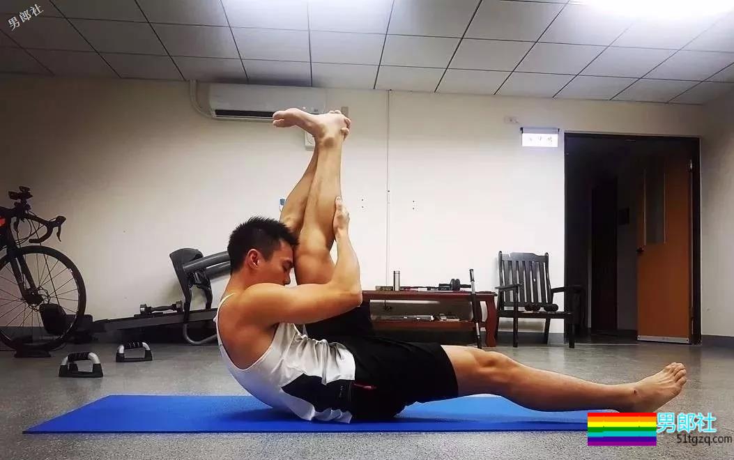 帅警被同事公主抱秀出胸肌真是基情四射，这帅警是个man零？ - 51虹马