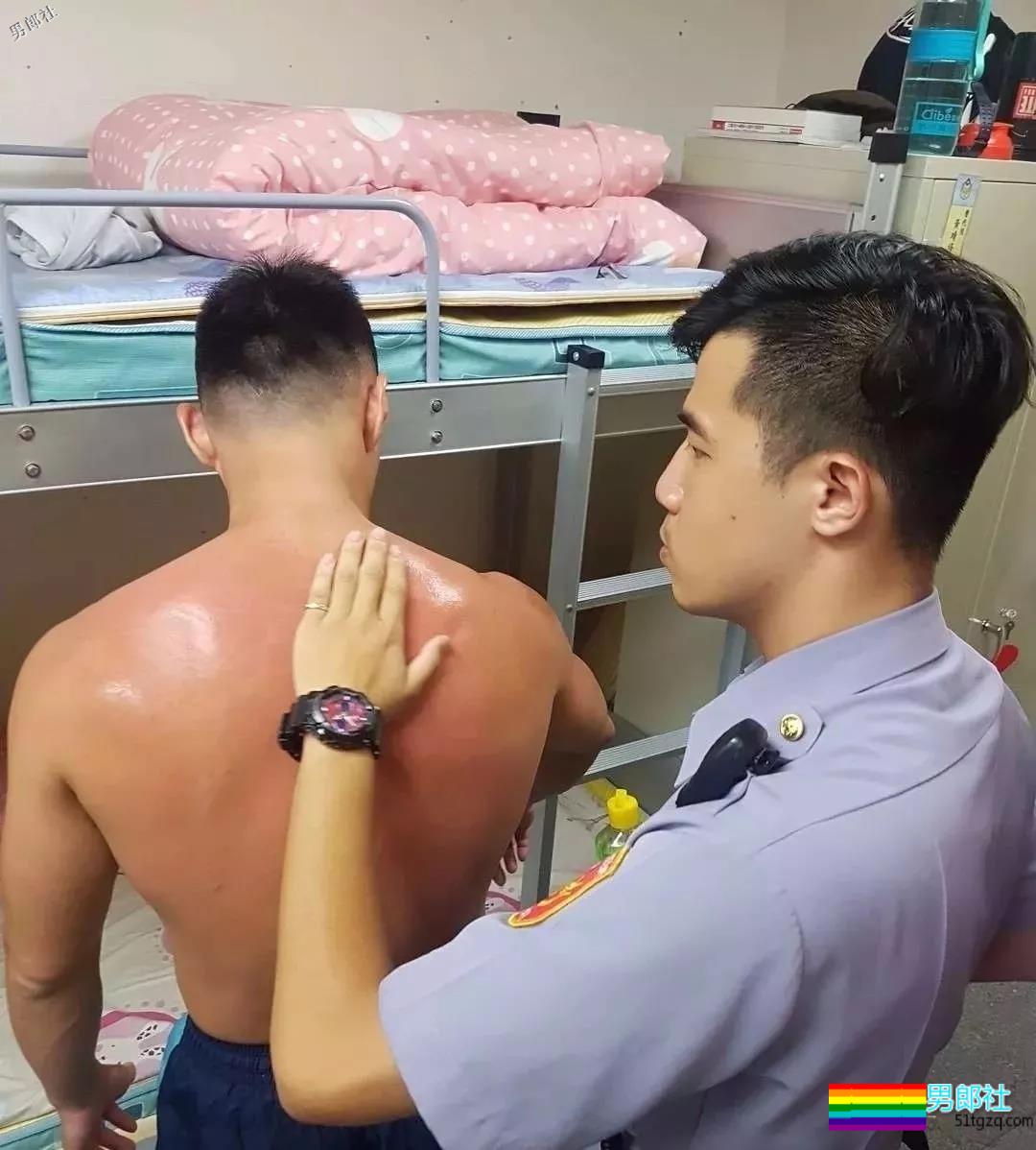 帅警被同事公主抱秀出胸肌真是基情四射，这帅警是个man零？ - 51虹马