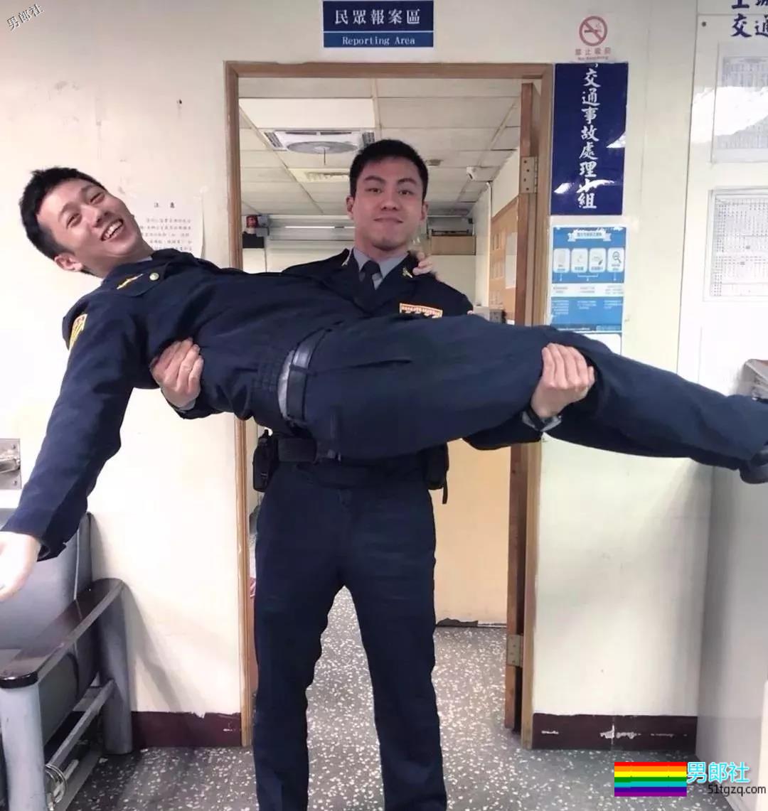 帅警被同事公主抱秀出胸肌真是基情四射，这帅警是个man零？ - 51虹马