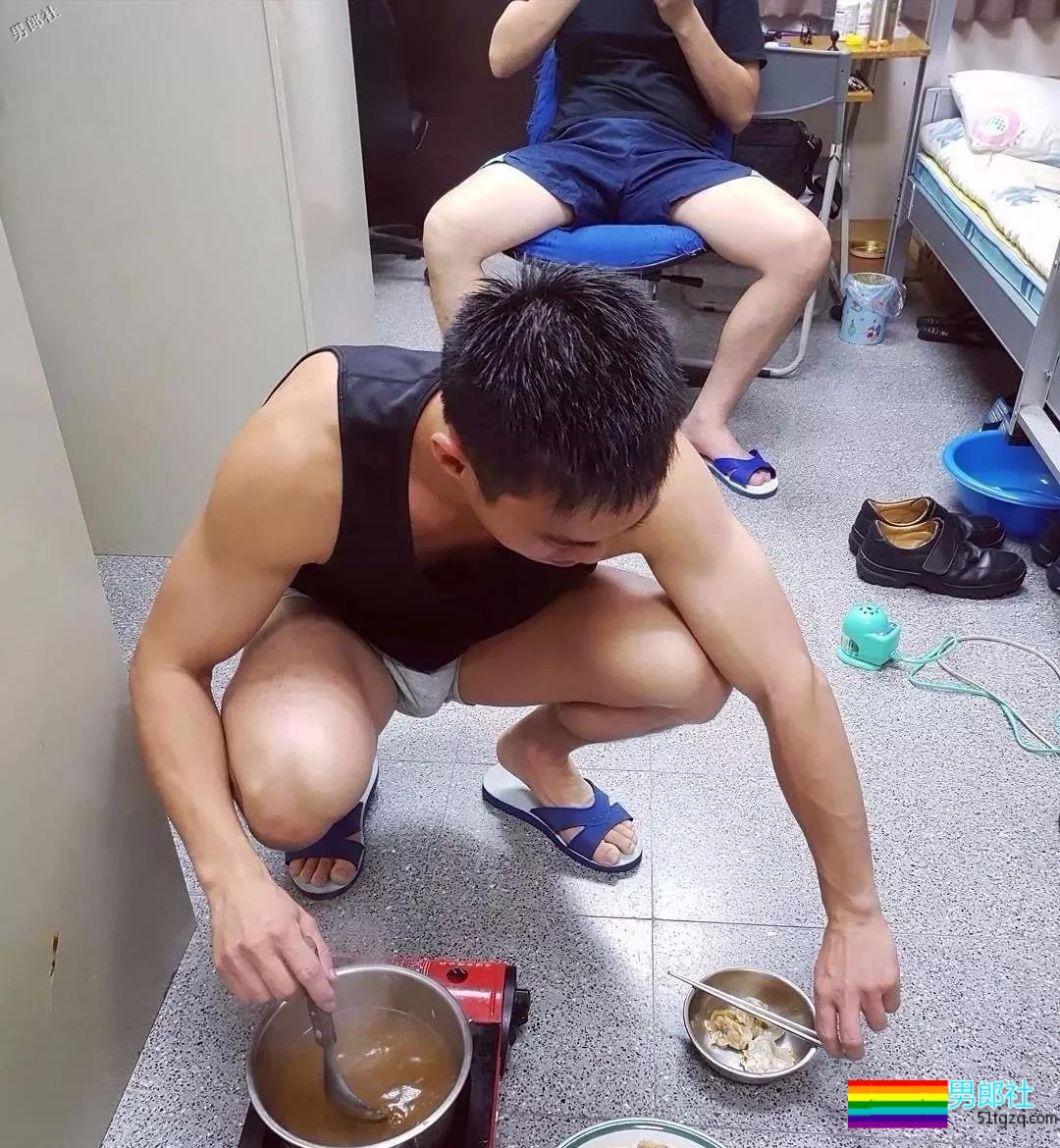 帅警被同事公主抱秀出胸肌真是基情四射，这帅警是个man零？ - 51虹马