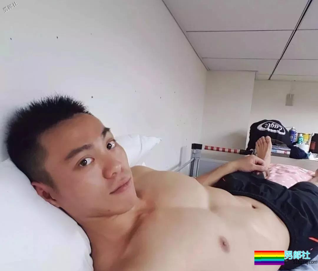 帅警被同事公主抱秀出胸肌真是基情四射，这帅警是个man零？ - 51虹马