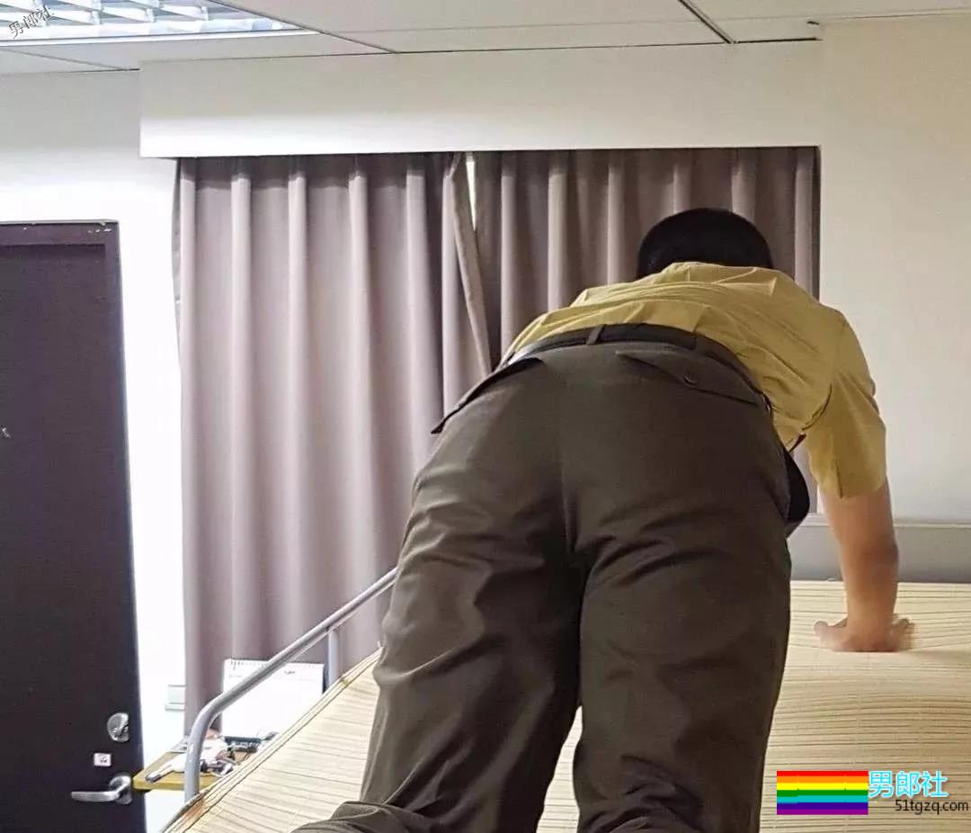 帅警被同事公主抱秀出胸肌真是基情四射，这帅警是个man零？ - 51虹马