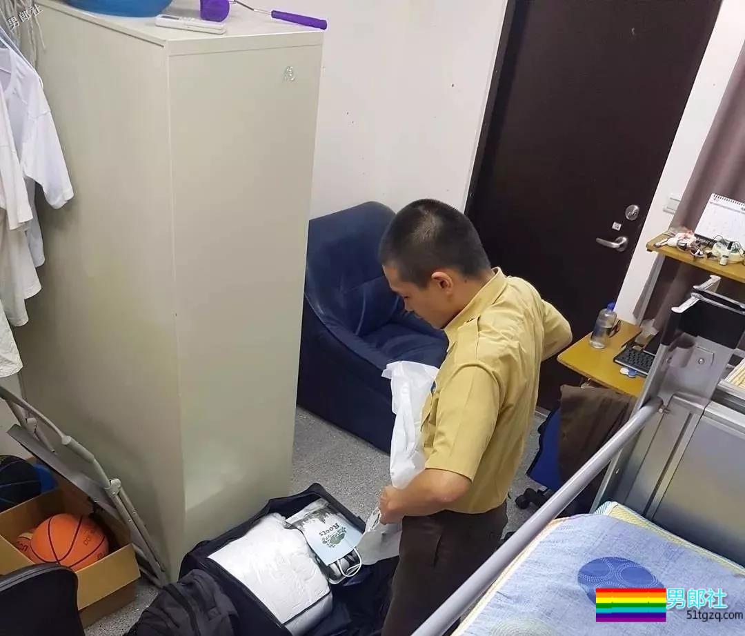 帅警被同事公主抱秀出胸肌真是基情四射，这帅警是个man零？ - 51虹马