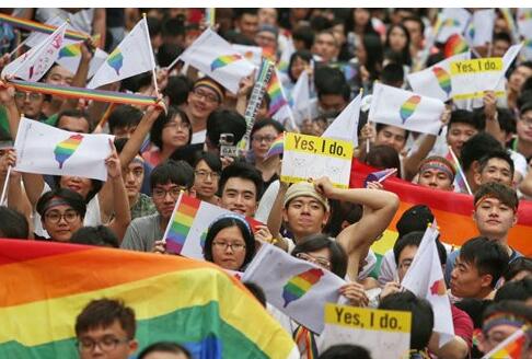 台湾同婚立法:孩子家长栏可能新增“父”(“母”)、“养父”(“养母”)-51虹马