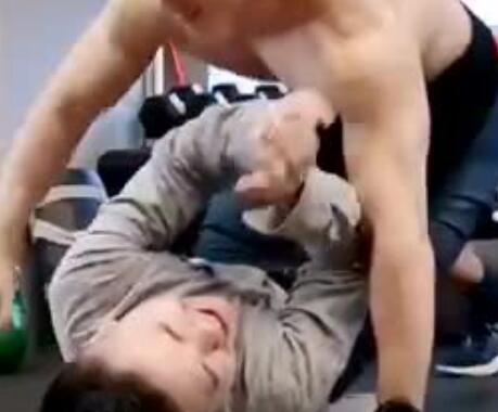 肌肉男在你上面做俯卧撑是种什么体验？-51虹马
