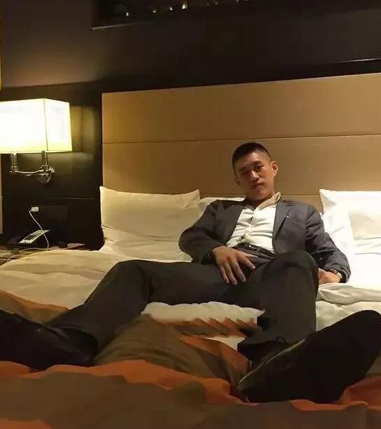 正装帅哥的白衬衫，一身腱子肉舔屏惹！-51虹马