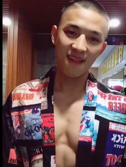 寸头肌肉小哥秀大胸肌，你怎么这么好看？-51虹马