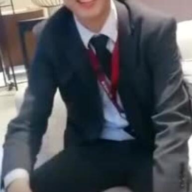 对面穿紧身正装的男人，你的手往哪放？-51虹马