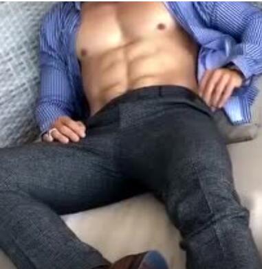 当肌肉男穿正装解开了衬衣.....-51虹马