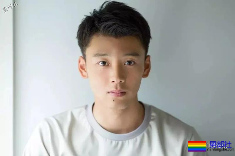 最憧憬的理想身材！当红小狼狗演过《假面骑士》，美好身材让我看了就… - 51虹马