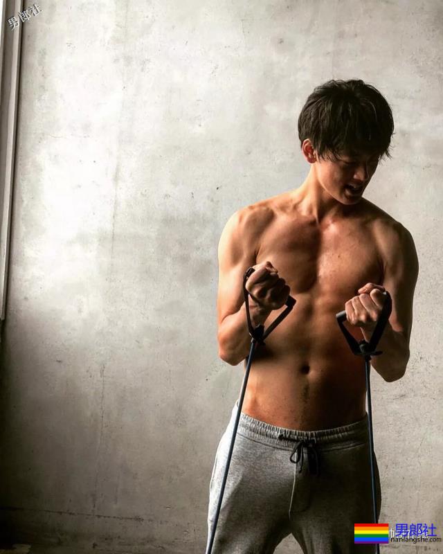 最憧憬的理想身材！当红小狼狗演过《假面骑士》，美好身材让我看了就… - 51虹马