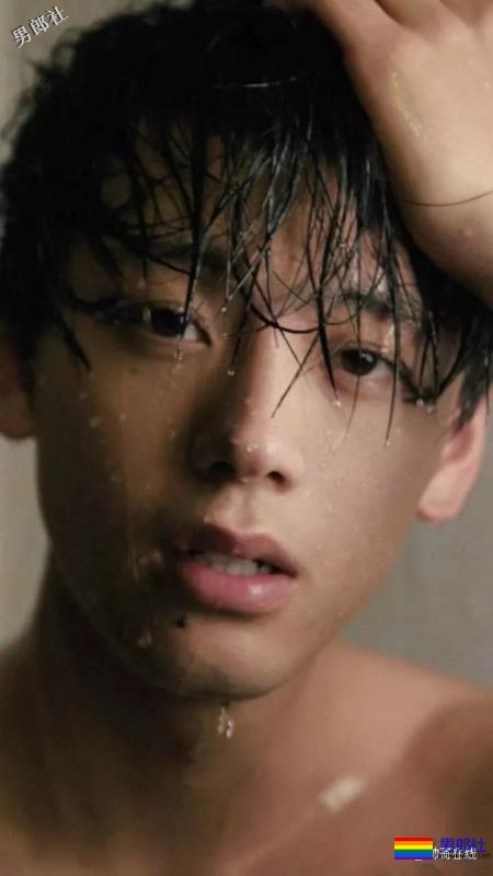 最憧憬的理想身材！当红小狼狗演过《假面骑士》，美好身材让我看了就… - 51虹马