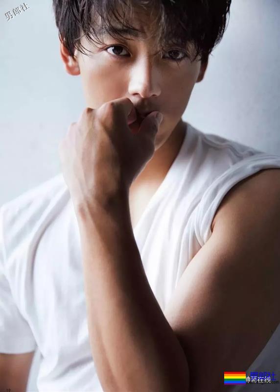 最憧憬的理想身材！当红小狼狗演过《假面骑士》，美好身材让我看了就… - 51虹马