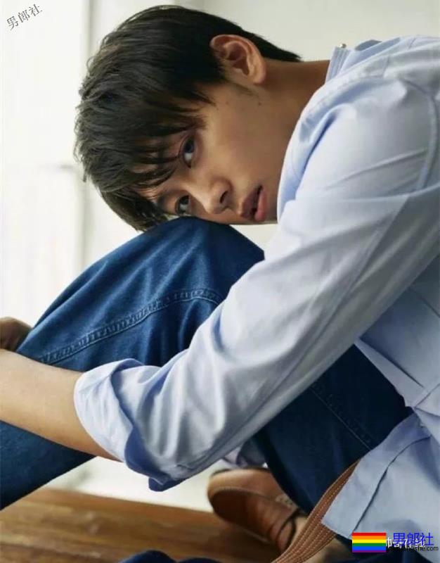 最憧憬的理想身材！当红小狼狗演过《假面骑士》，美好身材让我看了就… - 51虹马