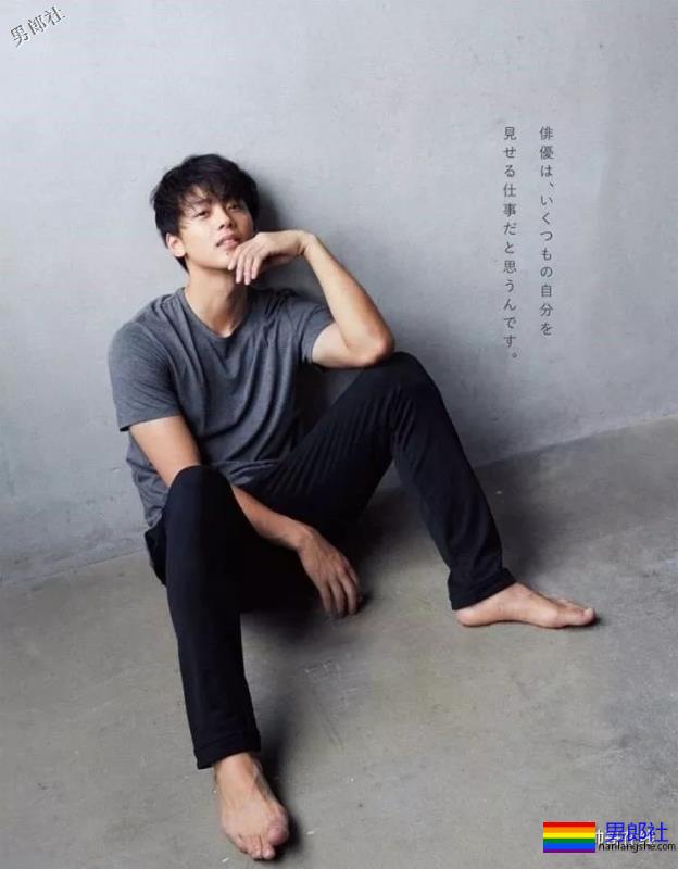 最憧憬的理想身材！当红小狼狗演过《假面骑士》，美好身材让我看了就… - 51虹马