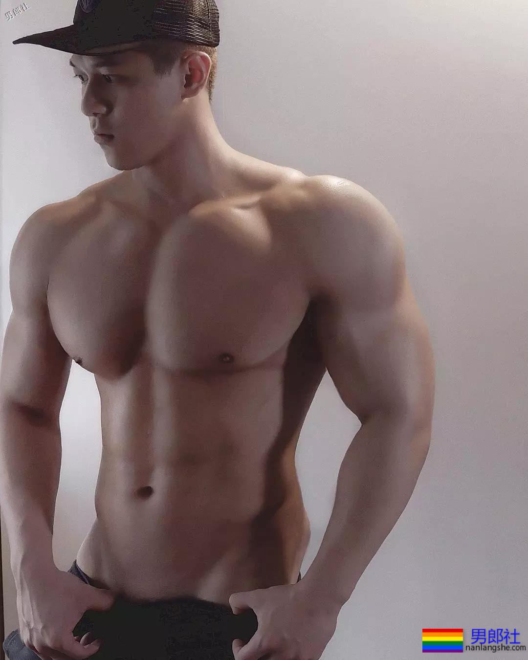 超大胸肌优质健身私教，萌肉帅壮小狼狗，让人食欲大开！ - 51虹马