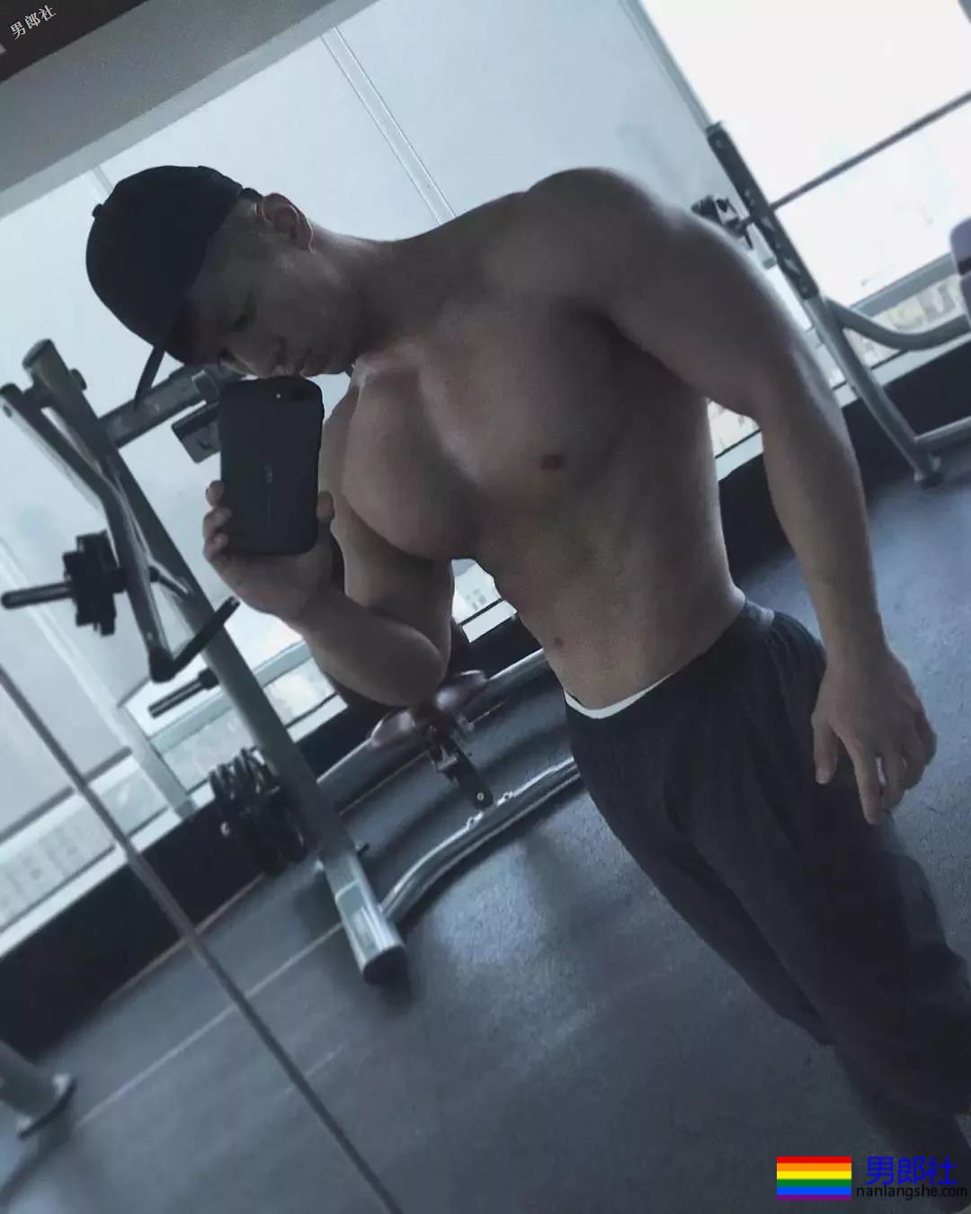 超大胸肌优质健身私教，萌肉帅壮小狼狗，让人食欲大开！ - 51虹马