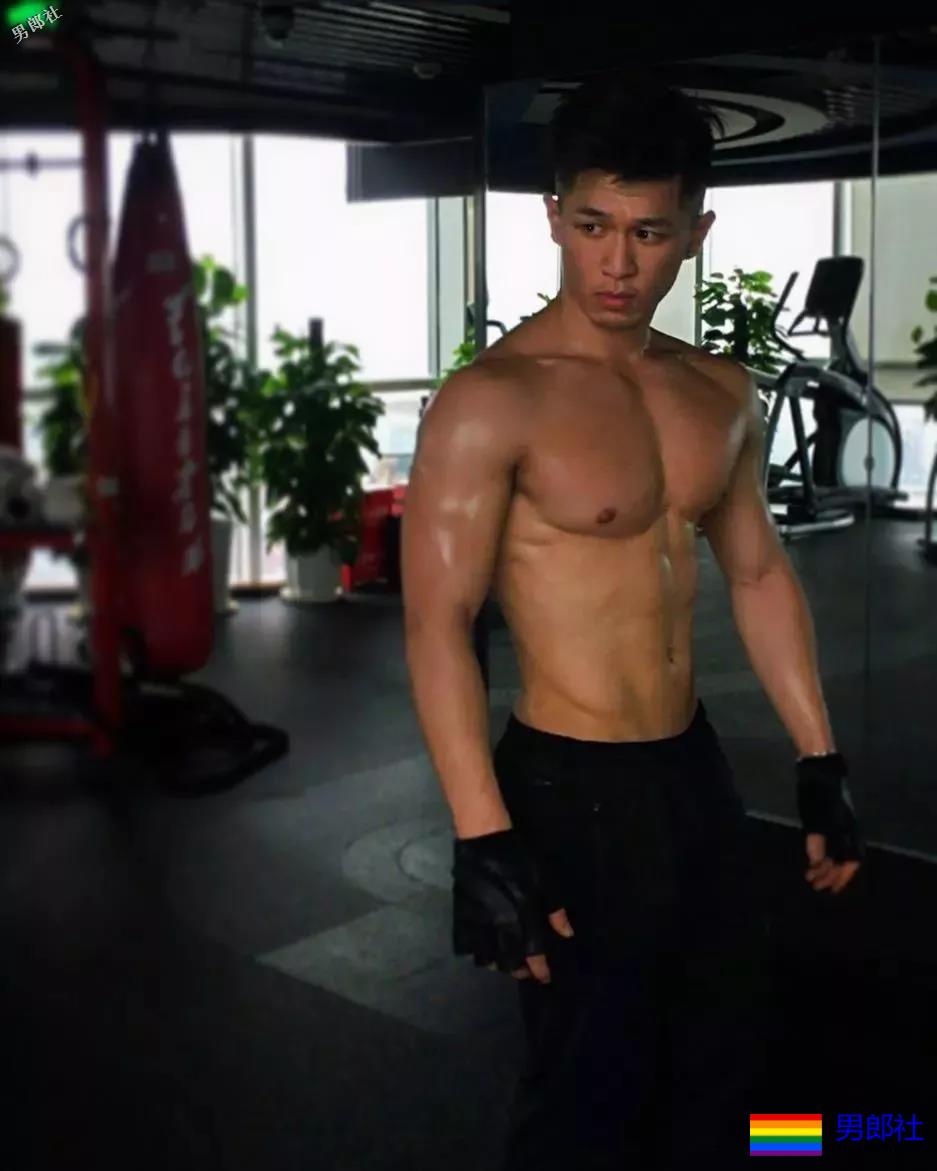 超大胸肌优质健身私教，萌肉帅壮小狼狗，让人食欲大开！ - 51虹马