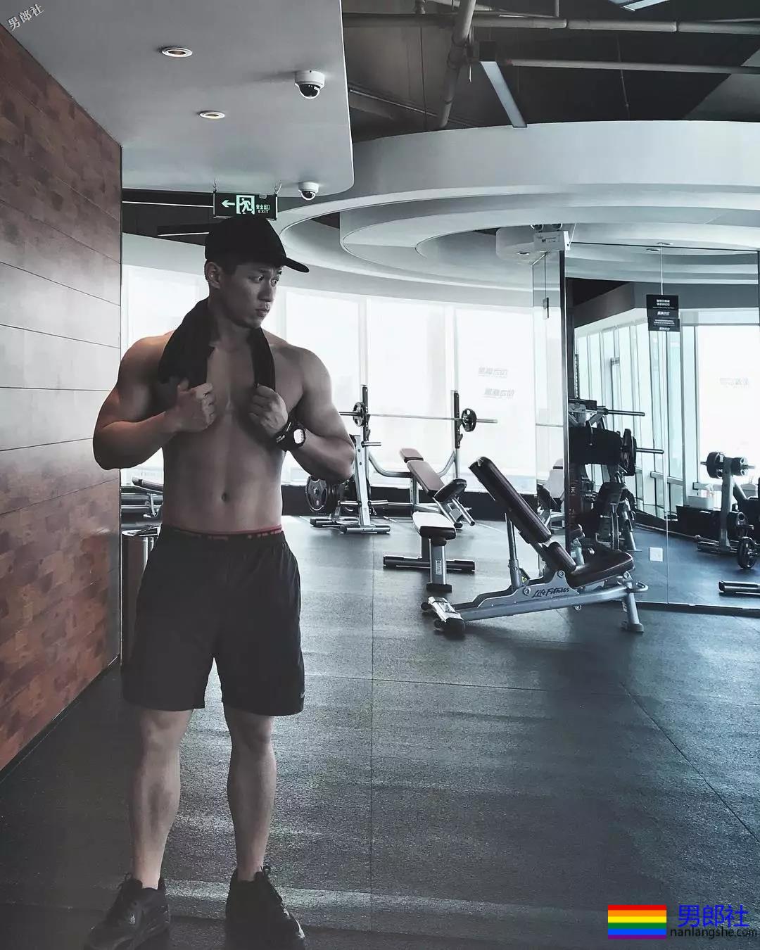 超大胸肌优质健身私教，萌肉帅壮小狼狗，让人食欲大开！ - 51虹马