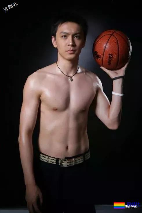 1米93篮球界颜值担当！大长腿校草级运动帅哥，走到哪帅到哪！ - 51虹马