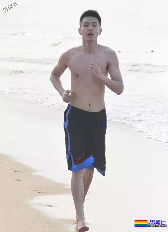 1米93篮球界颜值担当!大长腿校草级运动帅哥,走到哪帅到哪! - 51虹马 1米93篮球界颜值担当!大长腿校草级运动帅哥,走到哪帅到哪! - 51虹马