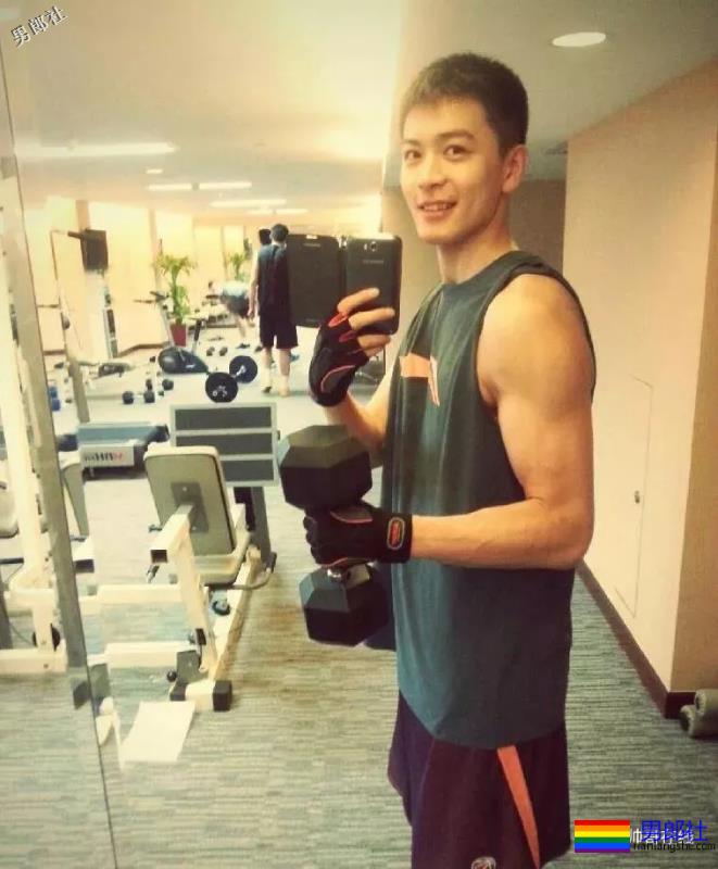 1米93篮球界颜值担当！大长腿校草级运动帅哥，走到哪帅到哪！ - 51虹马