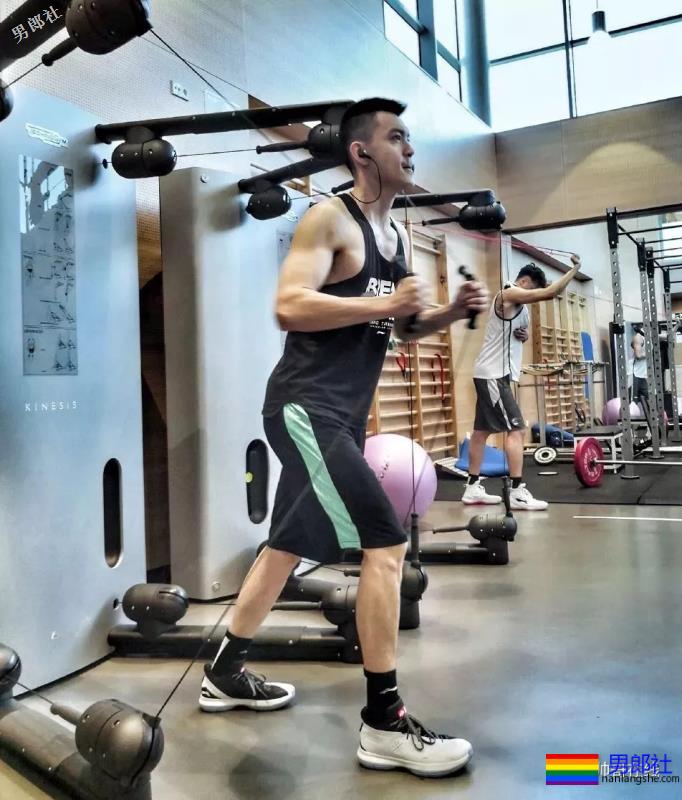 1米93篮球界颜值担当！大长腿校草级运动帅哥，走到哪帅到哪！ - 51虹马