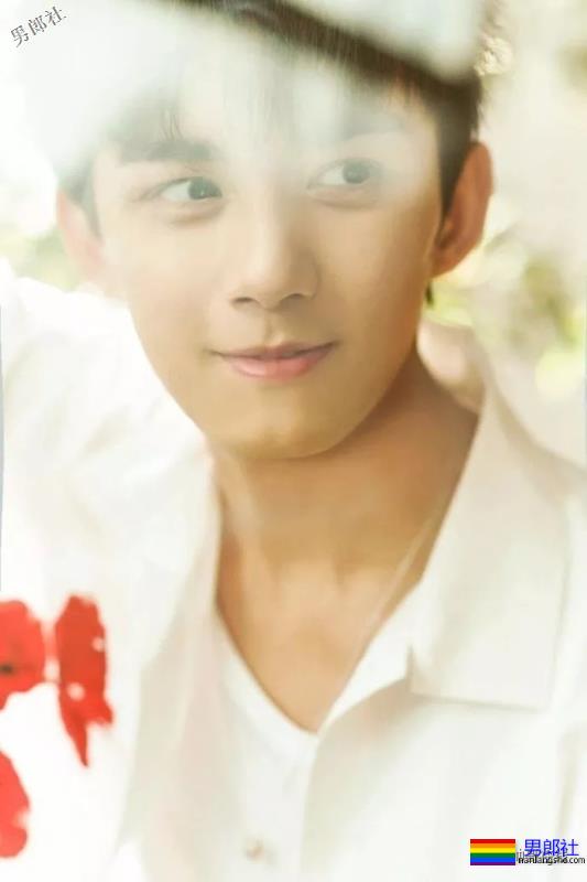 元气少年吴磊新照，完美笑容直击少女心！ - 51虹马