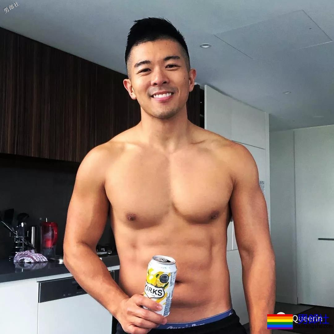 刷屏朋友圈的筋肉小叔竟是插画师？腱子肉和工作反差也太大！ - 51虹马