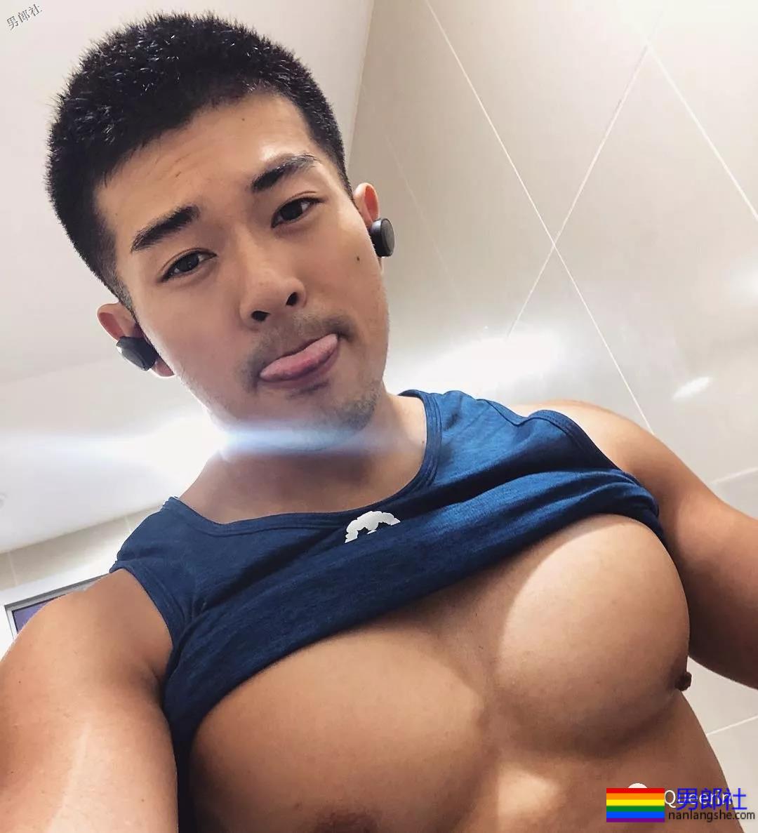 刷屏朋友圈的筋肉小叔竟是插画师？腱子肉和工作反差也太大！ - 51虹马