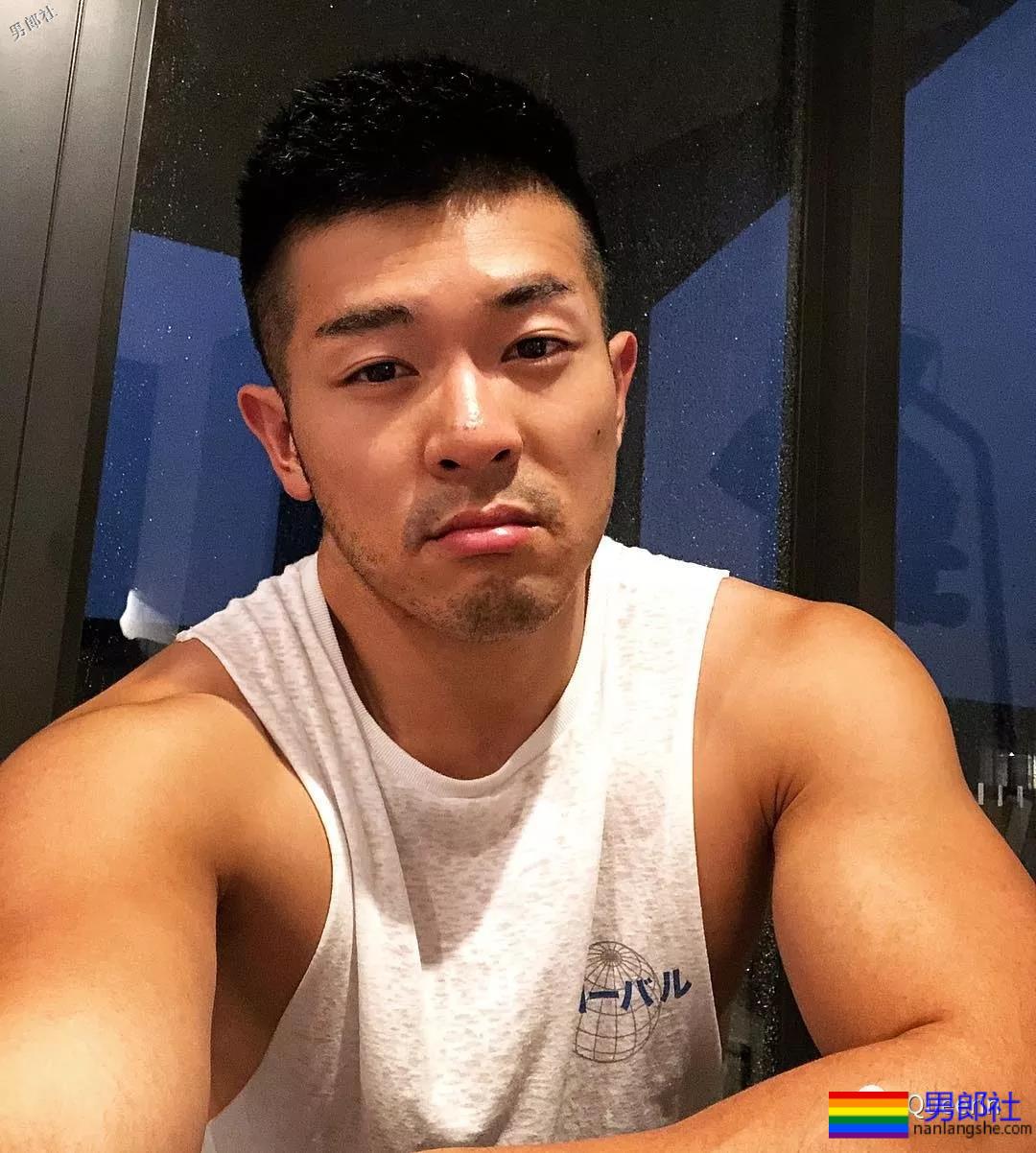 刷屏朋友圈的筋肉小叔竟是插画师？腱子肉和工作反差也太大！ - 51虹马