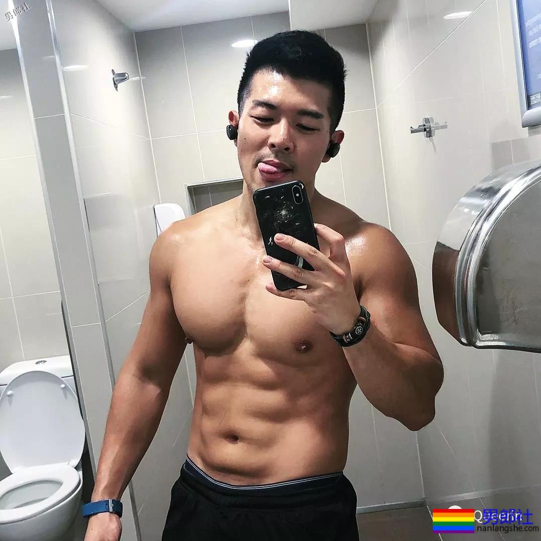 刷屏朋友圈的筋肉小叔竟是插画师？腱子肉和工作反差也太大！ - 51虹马