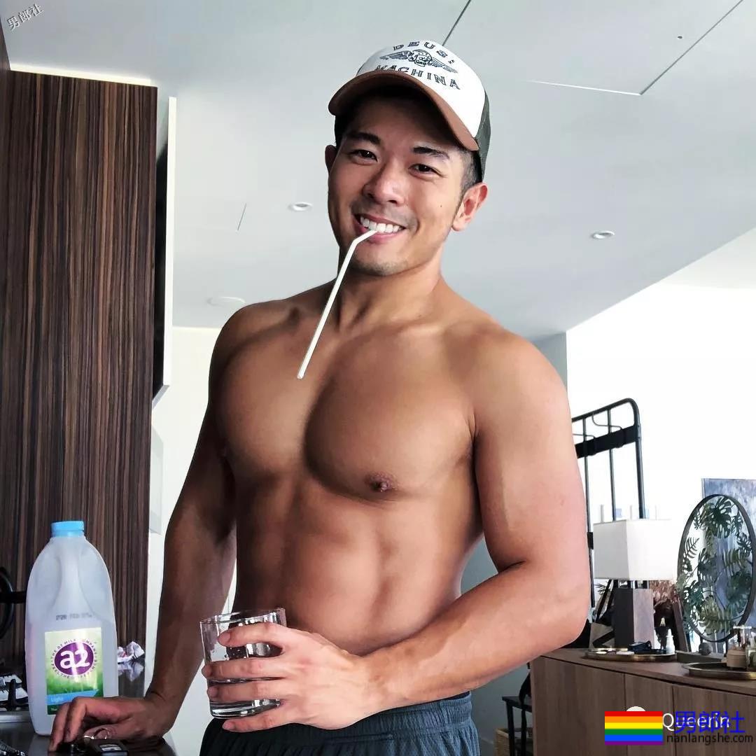 刷屏朋友圈的筋肉小叔竟是插画师？腱子肉和工作反差也太大！ - 51虹马