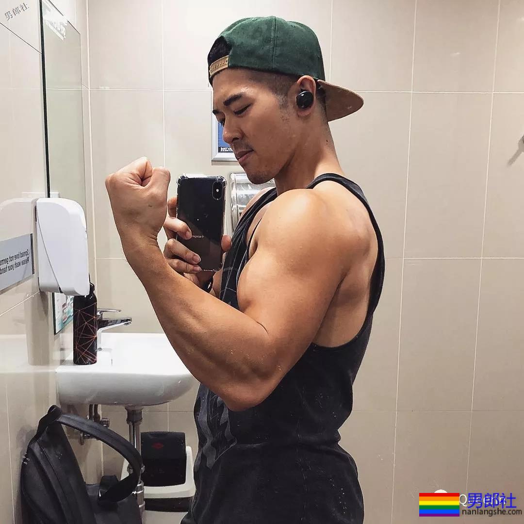 刷屏朋友圈的筋肉小叔竟是插画师？腱子肉和工作反差也太大！ - 51虹马